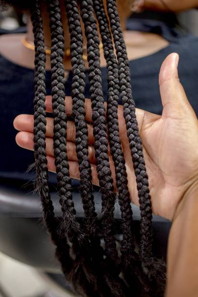 No detalhe, as tranças de uma cliente